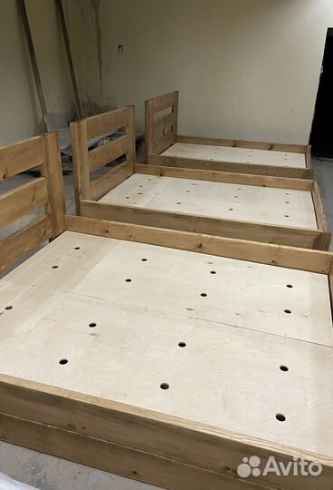 Кровать из натурального дерева