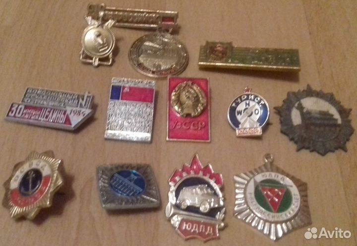 Серии значков:Москва,спорт,космос,армия,СССР и др