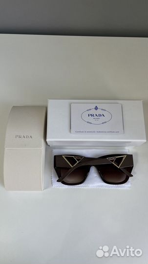 Солнцезащитные очки Prada