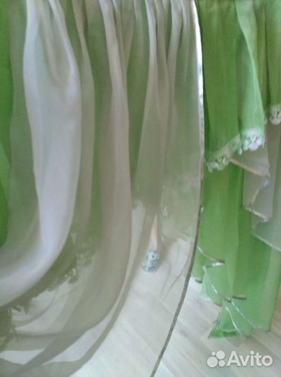 Ламбрекен бело-зеленого цвета