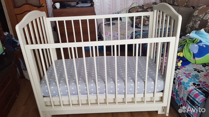 Детская кровать с маятником и ящиком