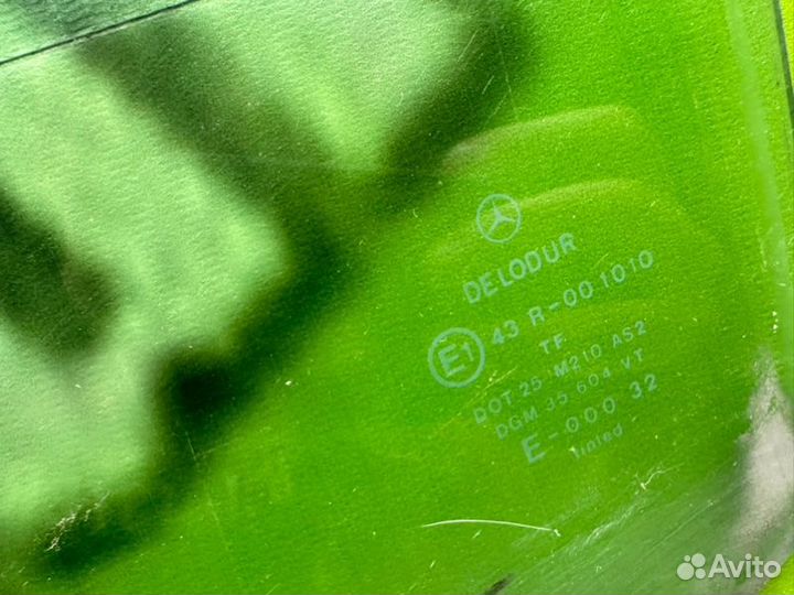 Стекло переднее левое Mercedes-Benz W124 M102 2.3