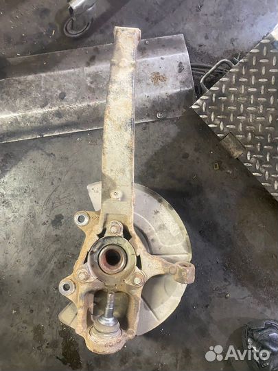 Кулак поворотный левый jeep grand cherokee