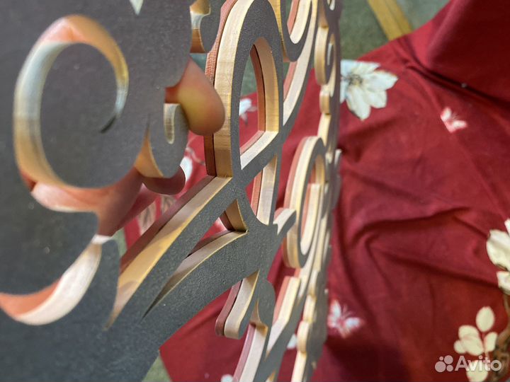 Деревянный герб и инициалами «А» «Н»