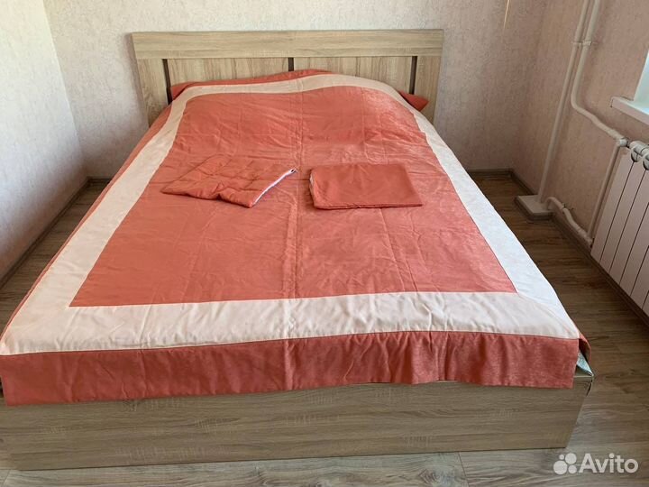 Покрывало с наволочками на кровать