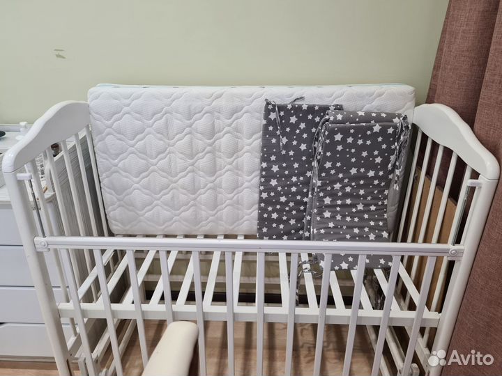 Детская кроватка с маятником