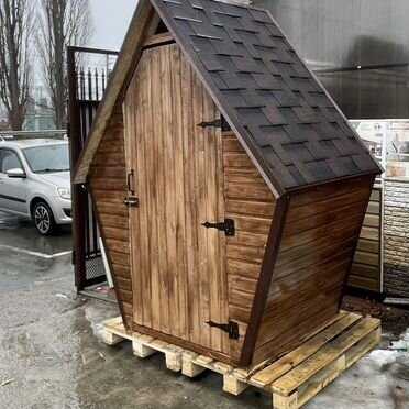 Дачный деревянный туалет