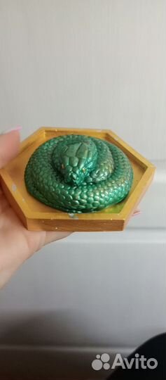 Змея на подставке