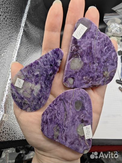Чароит необработанные кусочки и пластины