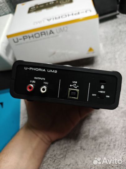 Звуковая карта Behringer um2