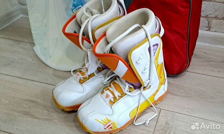 Сноуборд с креплениями и ботинками