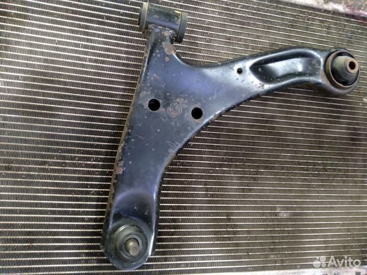 Продам рычаг (левый) на Suzuki grand vitara