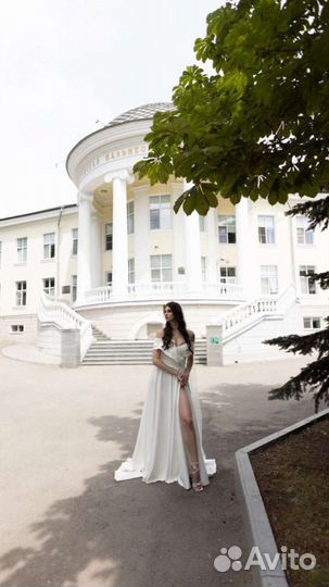 Свадебное платье со шлейфом 44