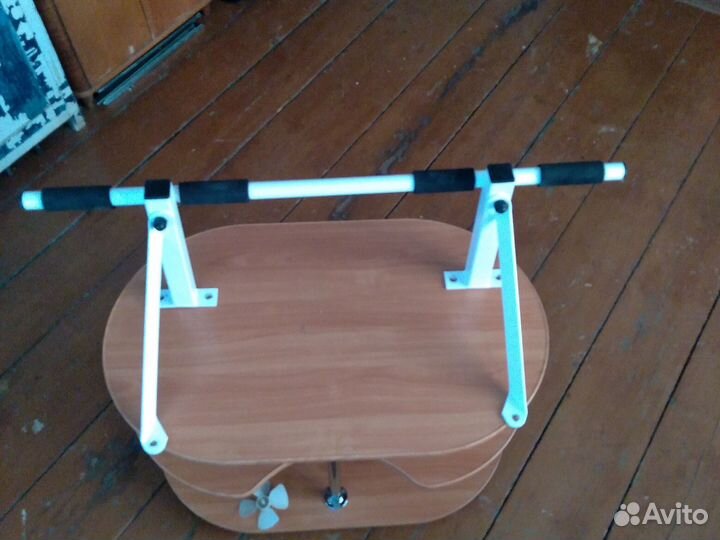 Турник настенный