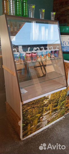Витрина с полками и ящиками