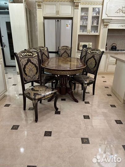 Стол и стулья