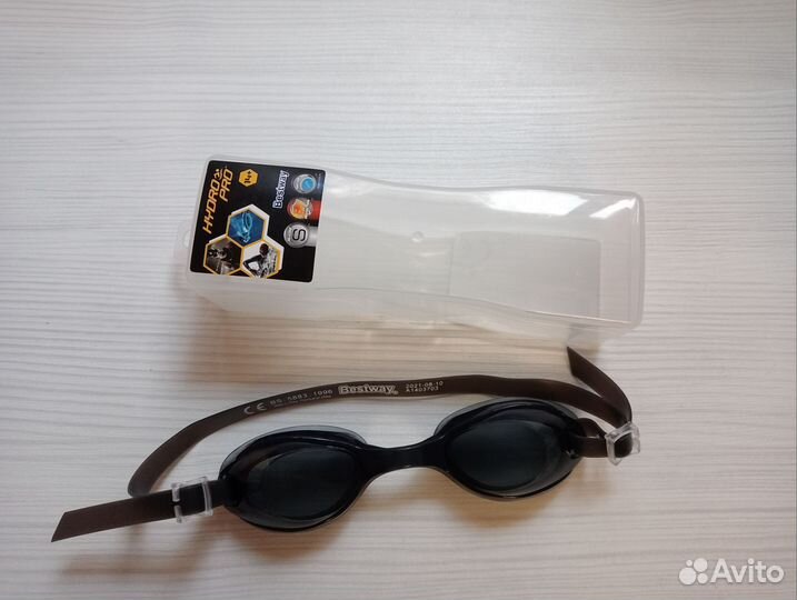 Очки и шапочка для плавания