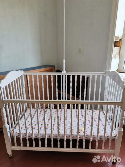 Детская кровать с маятником