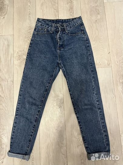 Джинсы mom