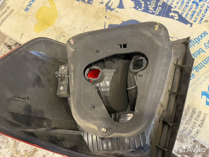 Задний левый фонарь Toyota Premio