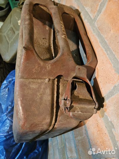 Канистра для бензина металлическая