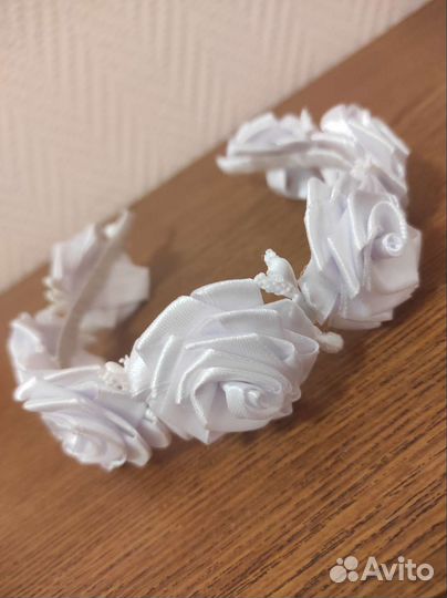 Ободок с белыми розочками
