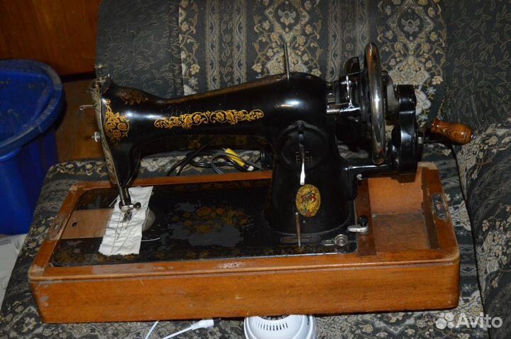 Машинка швейная старинная рабочая
