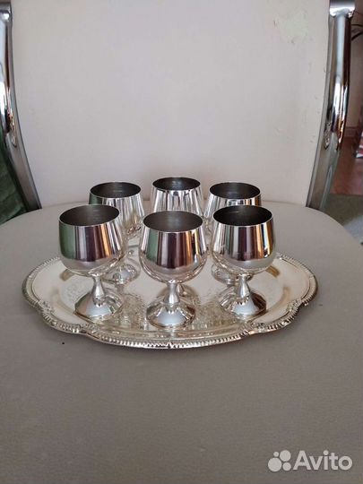 Поднос с рюмками