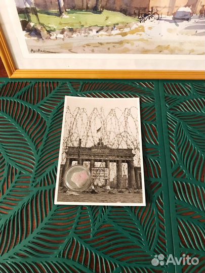 Открытка с обломком Берлинской стены