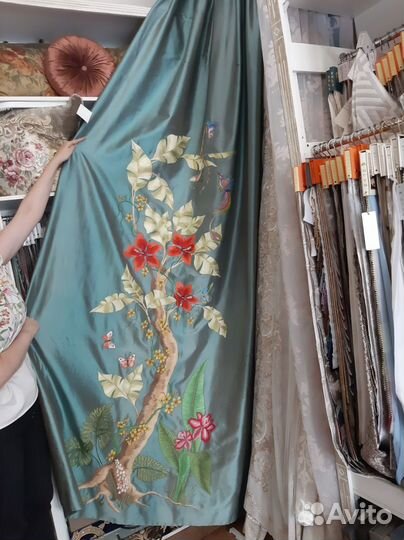 Штора с вышивкой ручной работы