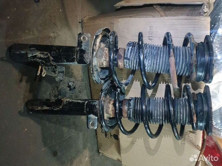 Передний правый амортизатор в сборе мазда 3 bk 2.0