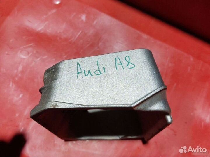 Кронштейн подлокотника Audi A8 D2 1997