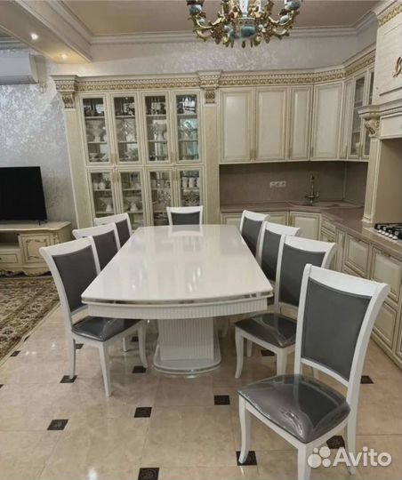 Обеденный стол со стульями