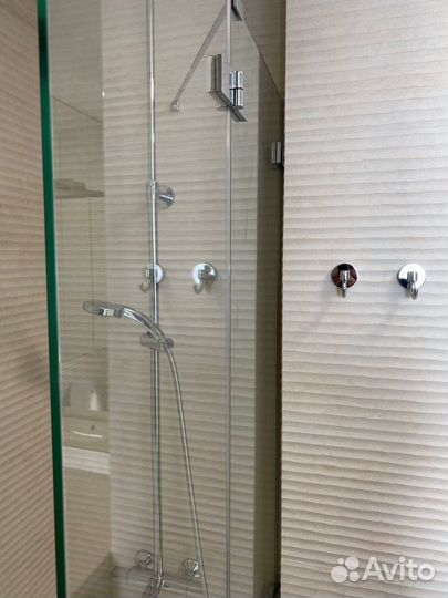 Шторка для ванной с поворотной дверкой