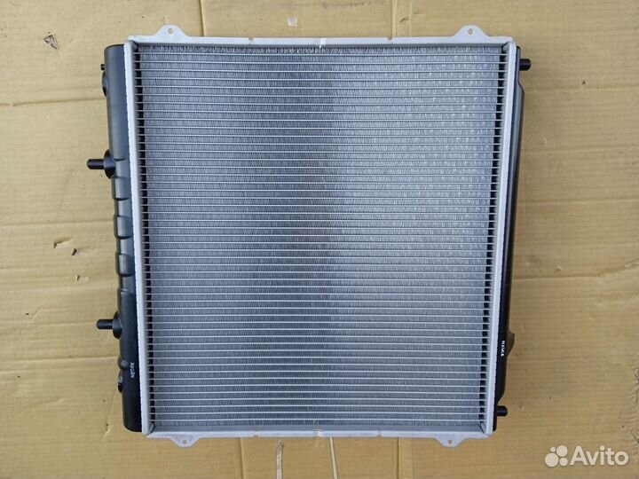 Радиатор охлаждения двигателя hyundai Terracan