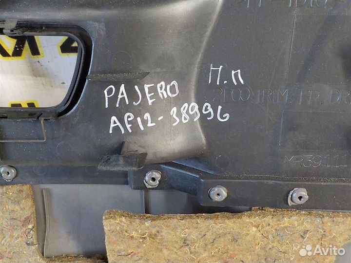 Обшивка двери передней правой Mitsubishi Pajero I