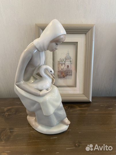 Фарфоровая статуэтка Девушка с гусем.Casades