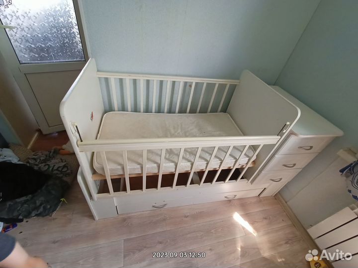 Детская кроватка с маятником и ящиком