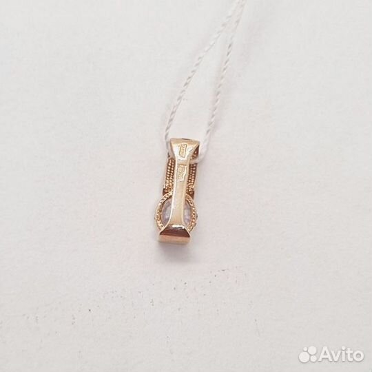 Золотая подвеска с камнем