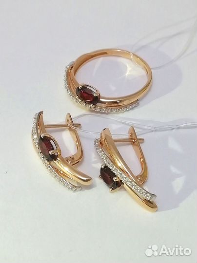 Комплект: золотые золотые серьги и кольцо с гранат