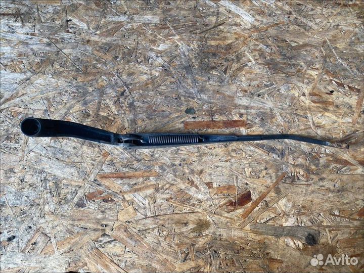 Поводок стеклоочистителя передний левый