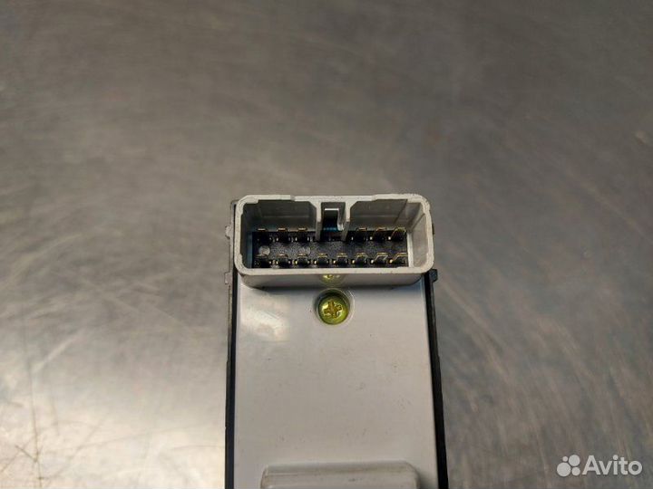 Кнопка стеклоподъемника и обогрева сидений задняя