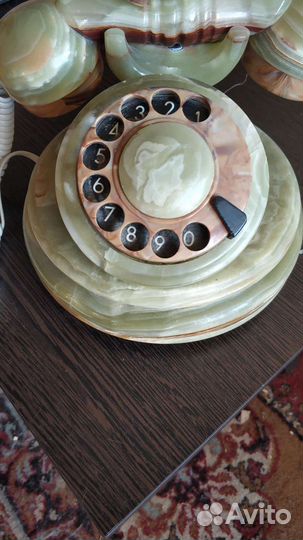 Старый винтажный ретро дисковый телефон из оникса