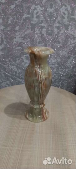 Ваза из камня оникс.цельная. высота 20 см