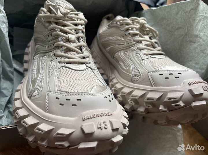 Balenciaga Defender White на руках