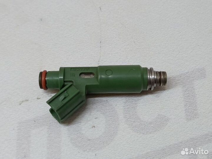 Форсунка топливная Toyota Avensis ZZT251 1ZZ-FE