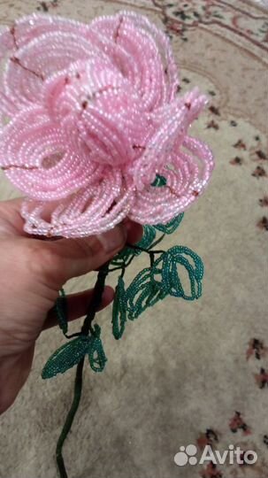 Декоративная роза из бисера ручная работа