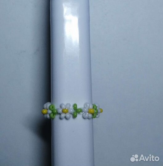 Кольцо с ромашками из бисера