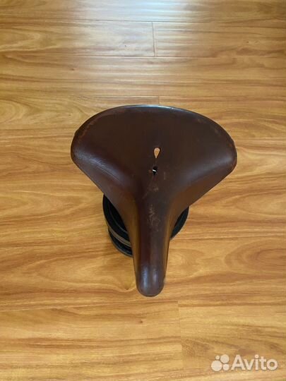 Старинное седло от немецкого велосипеда