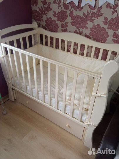 Детская кроватка с маятником